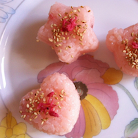 桜ごはんで作ったおにぎりの画像