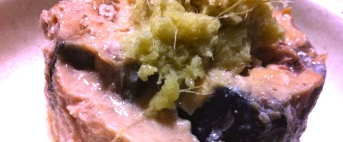 サバ缶にワサビのすりおろしをのせて