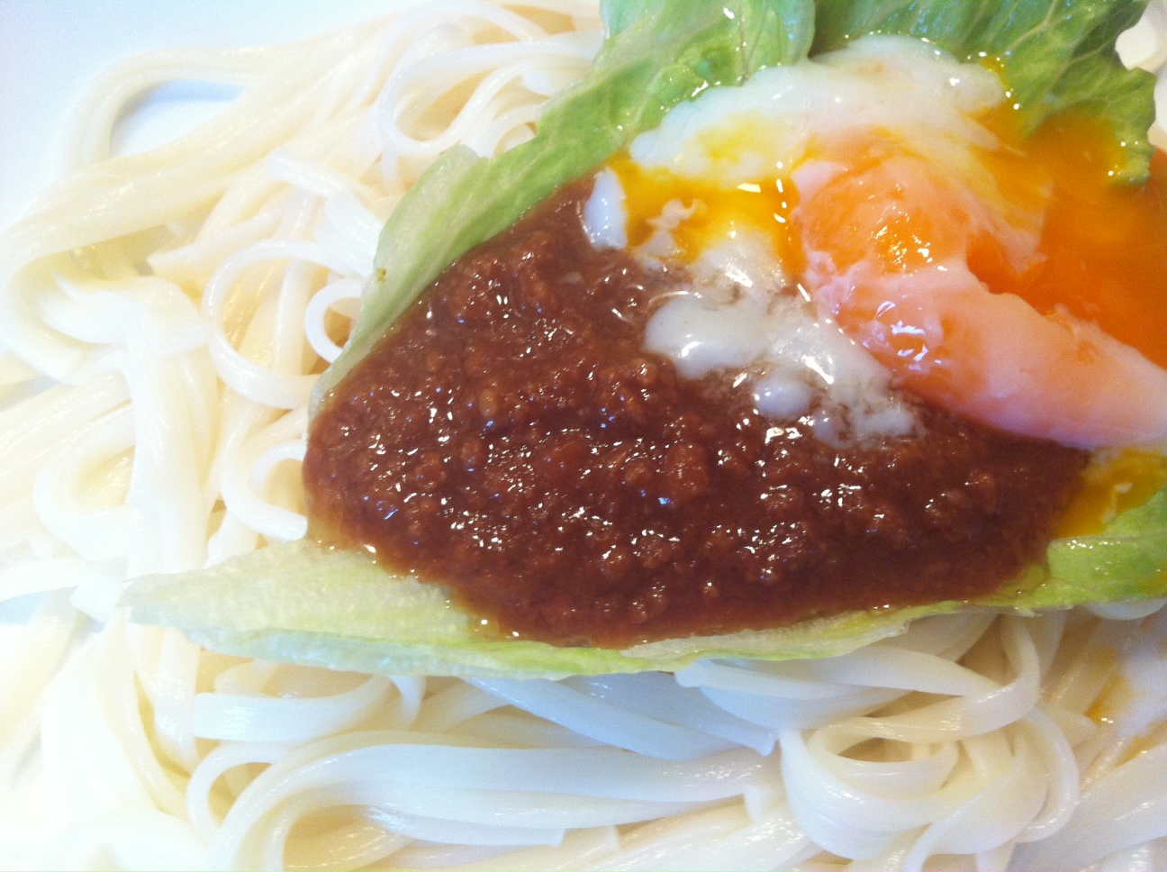 温泉卵とごま肉味噌の冷やしうどん